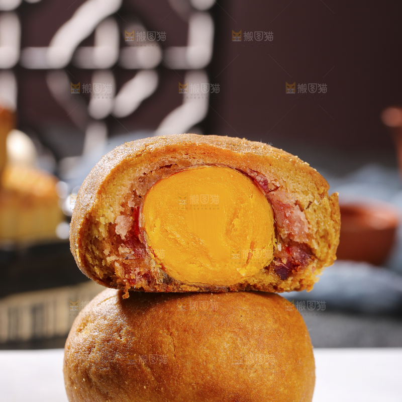 深底上的蛋黄火腿月饼