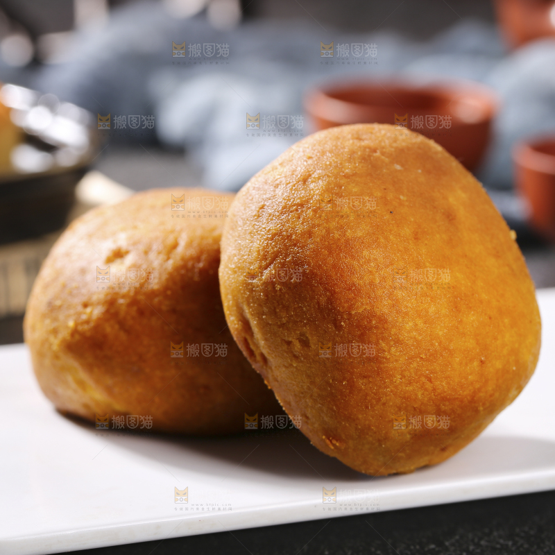 深底上的蛋黄火腿月饼