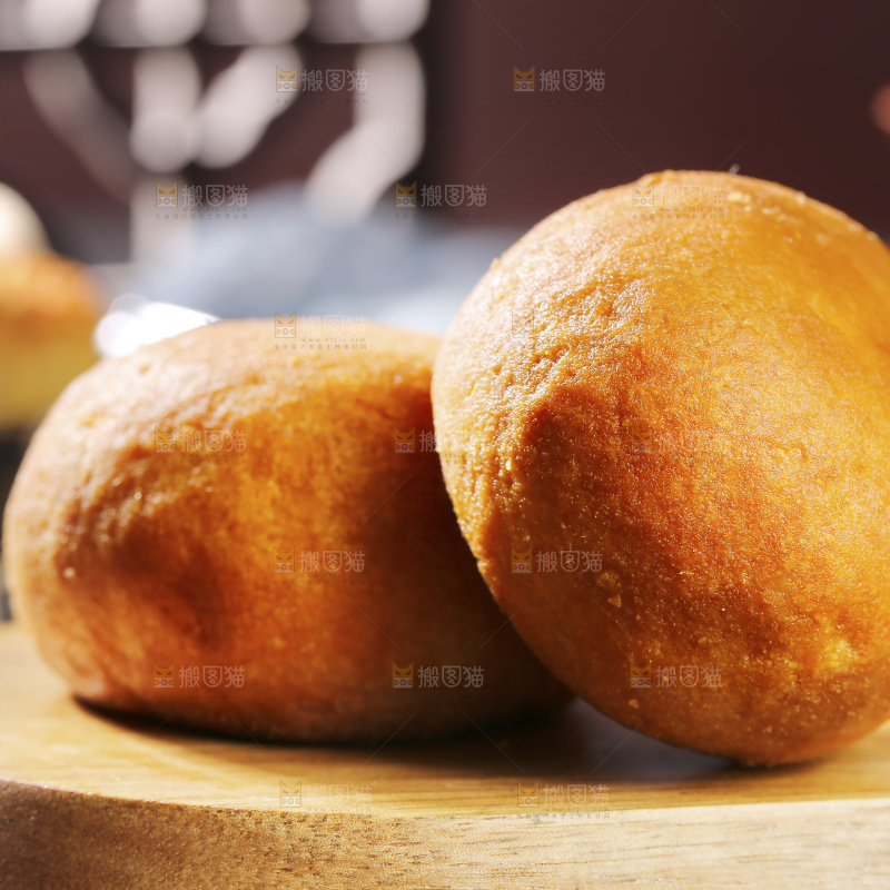 深底上的蛋黄火腿月饼