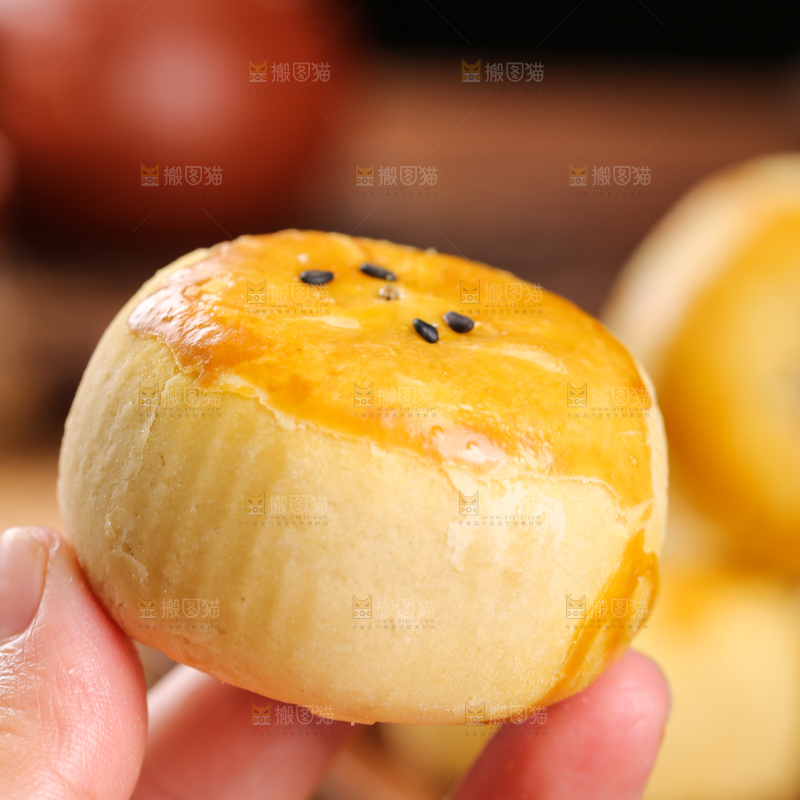 深底上的蛋黄酥