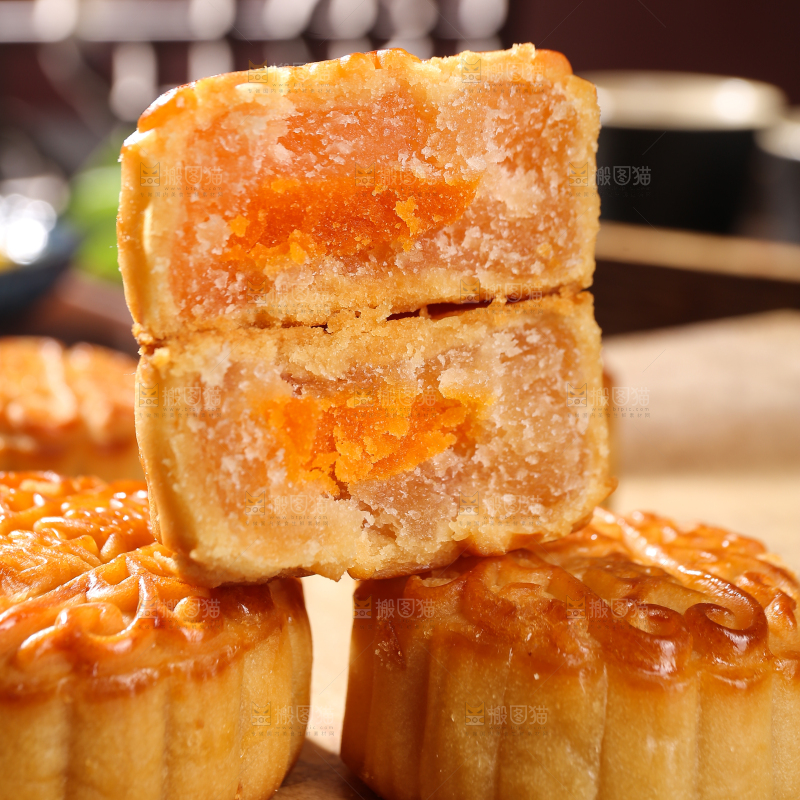 深底上的莲蓉蛋黄月饼