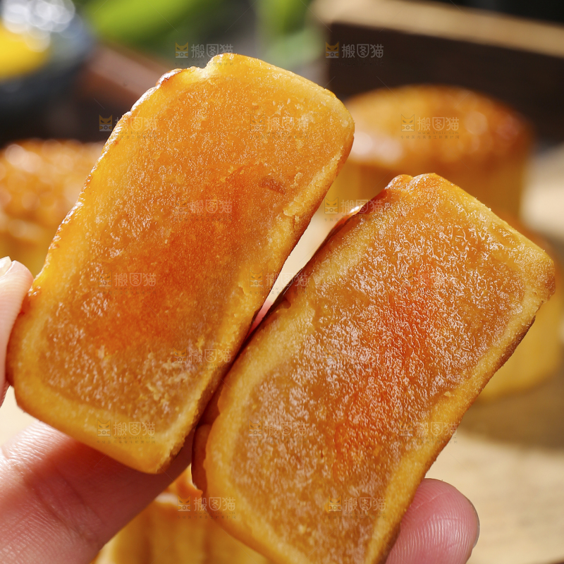 深底上的莲蓉蛋黄月饼