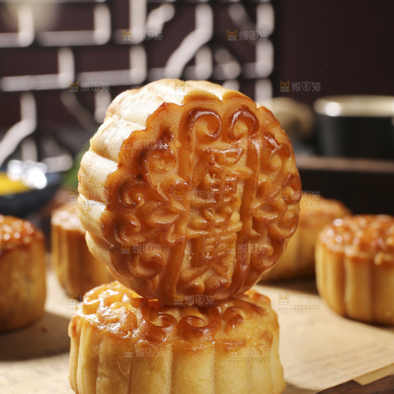 深底上的莲蓉蛋黄月饼