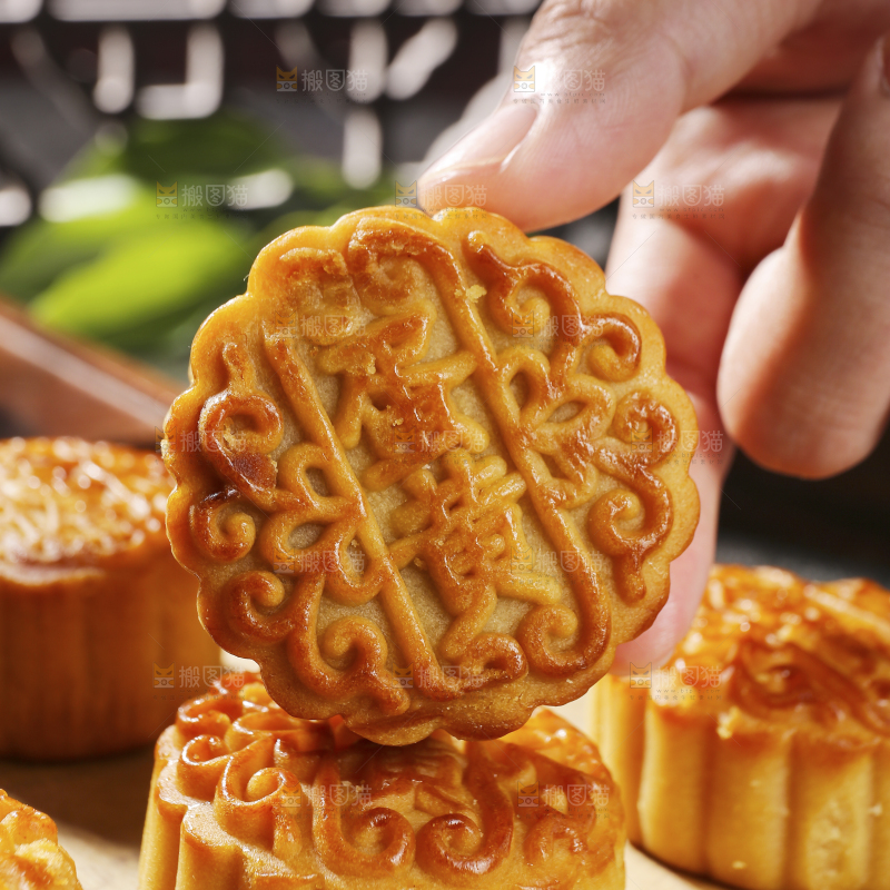深底上的莲蓉蛋黄月饼