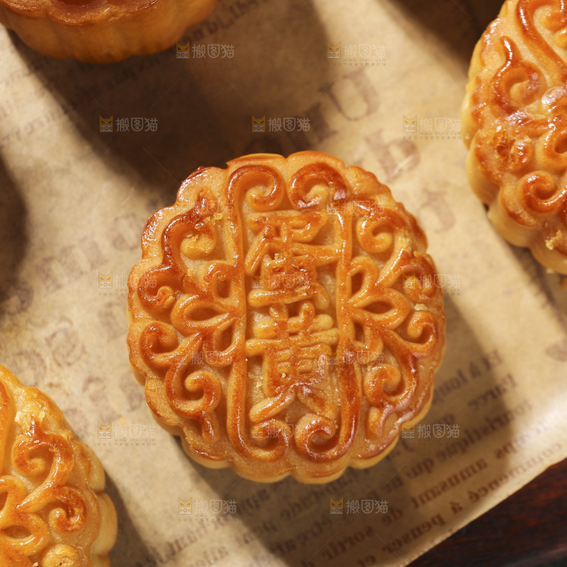 深底上的莲蓉蛋黄月饼