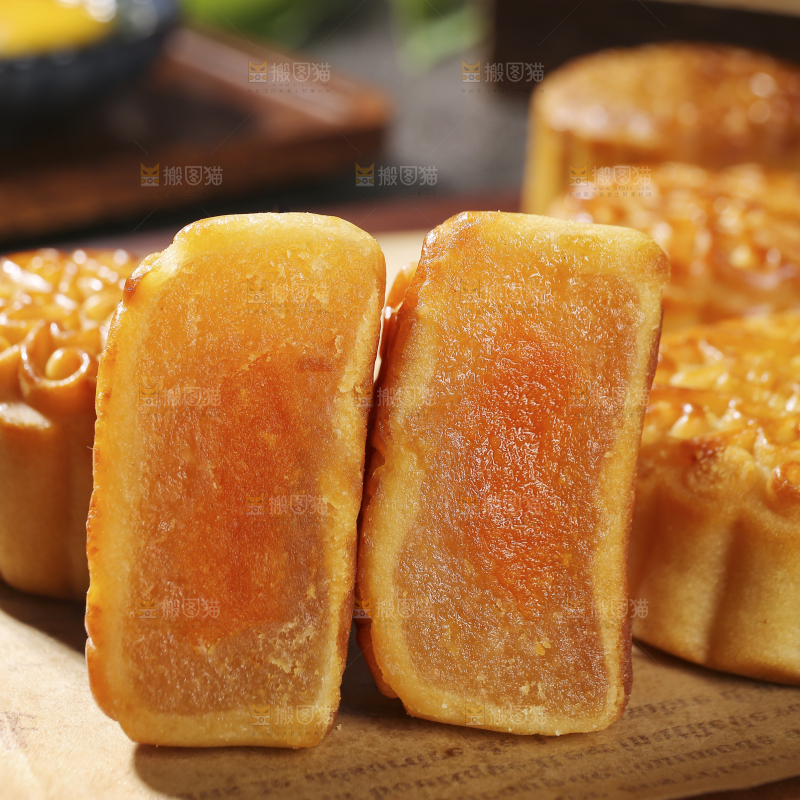 深底上的莲蓉蛋黄月饼