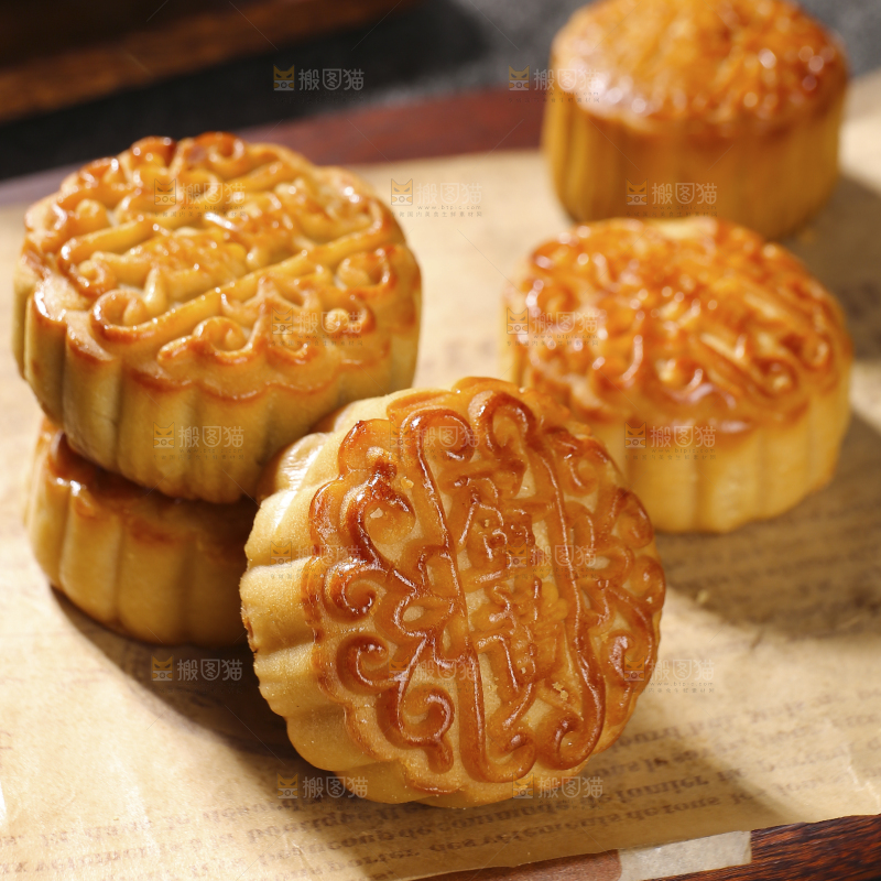 深底上的莲蓉蛋黄月饼