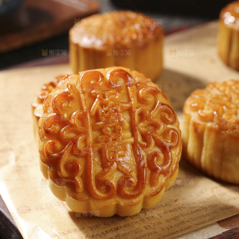 深底上的莲蓉蛋黄月饼