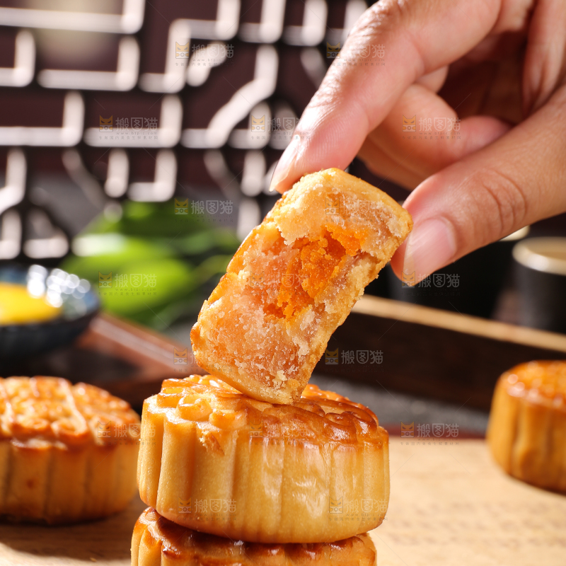 深底上的莲蓉蛋黄月饼