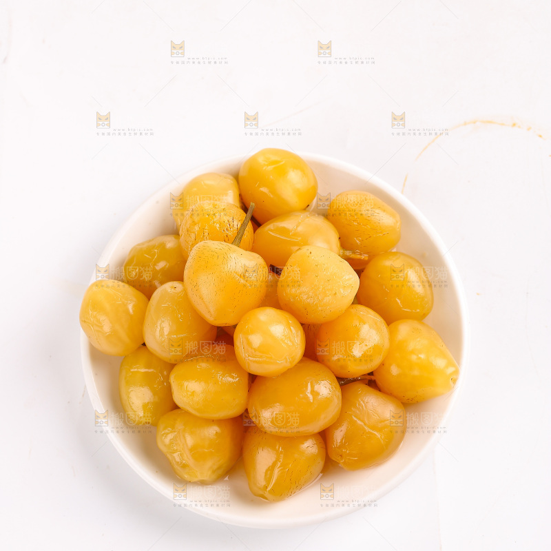 白底上的五彩泡椒