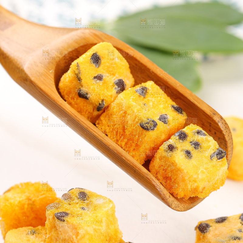 浅底上的百香果冻干块