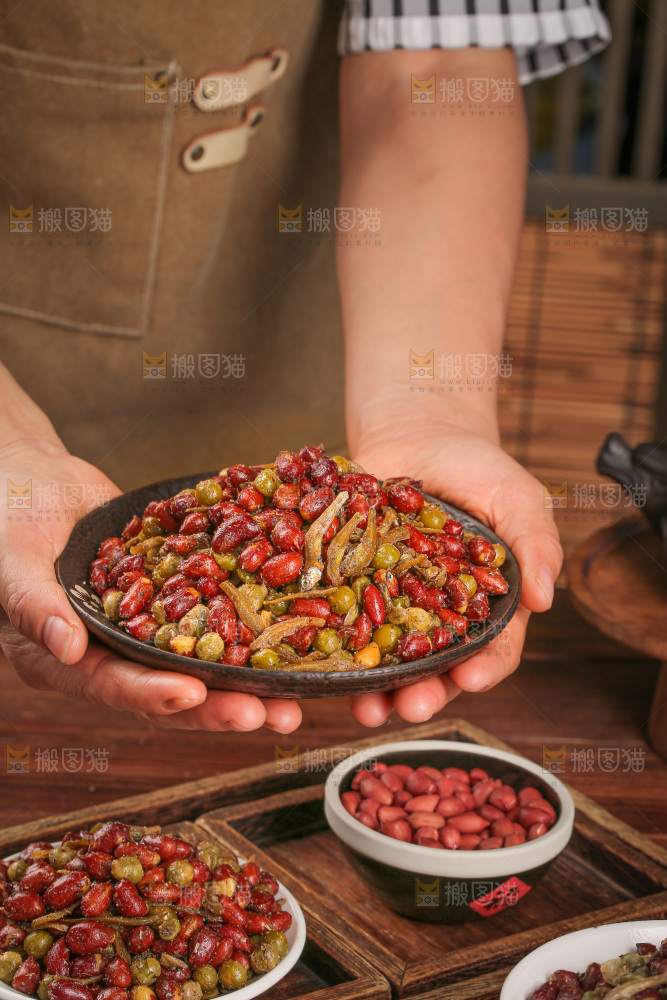 木底上的小鱼花生