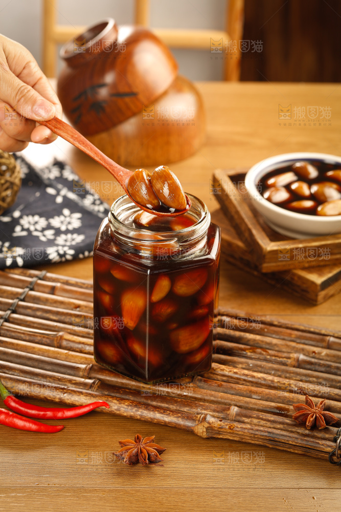 木底上的酱泡蒜
