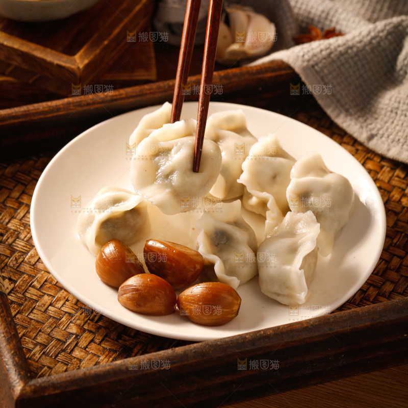木底上的酱泡蒜配饺子