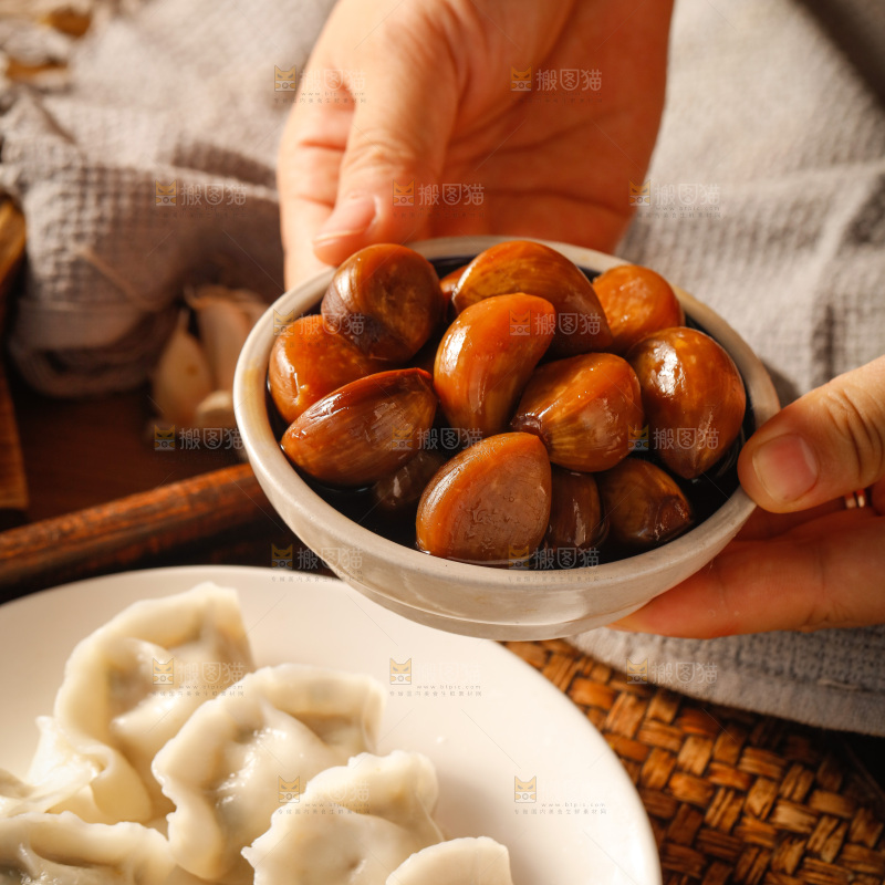 木底上的酱泡蒜配饺子