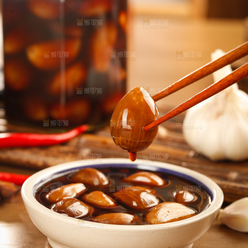 木底上的酱泡蒜