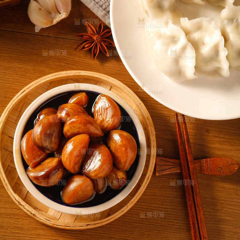 木底上的酱泡蒜配饺子