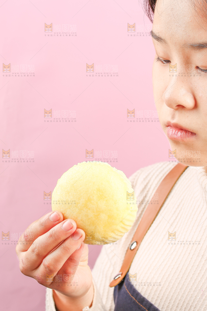 浅底上的蒸蛋糕
