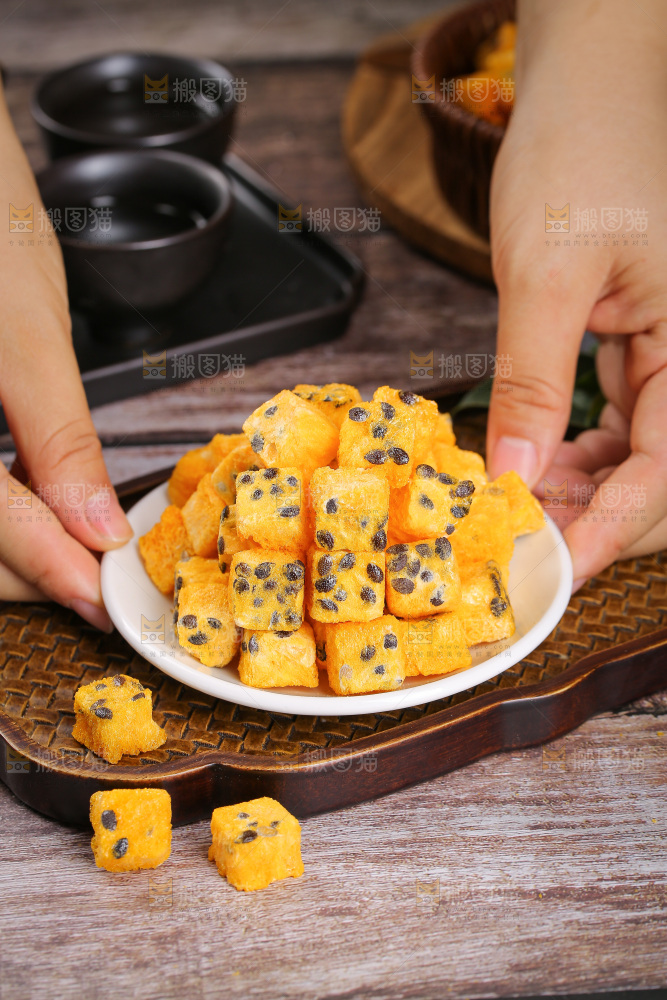 深底上的百香果块