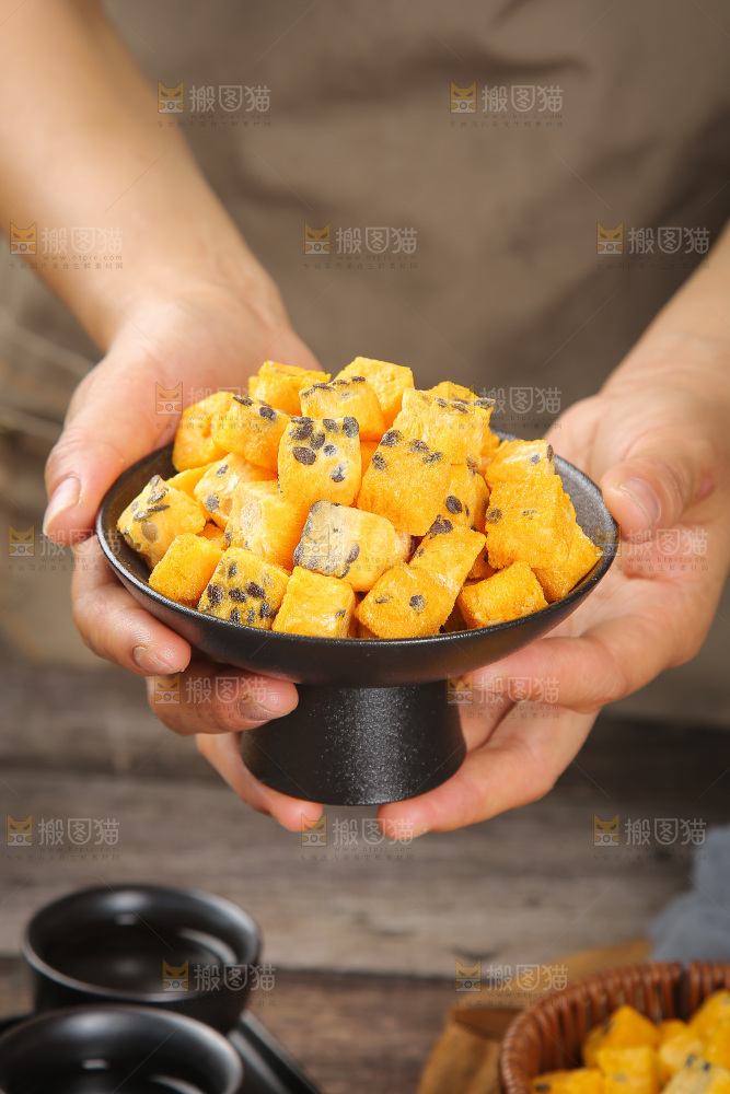 深底上的百香果块