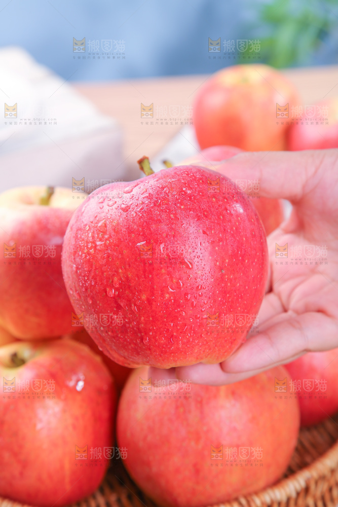 浅底上的红嘎啦苹果