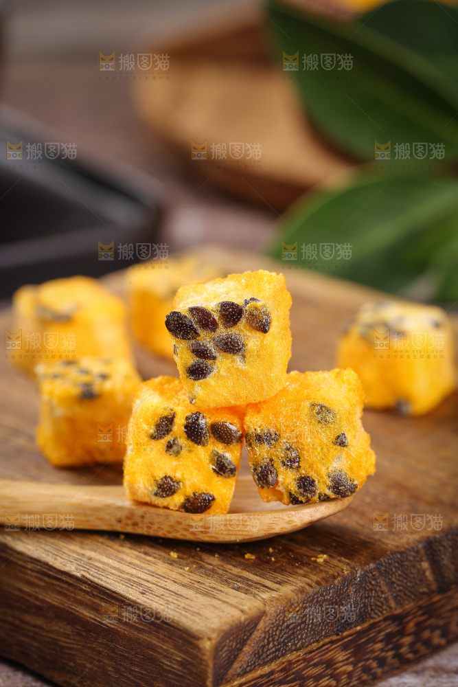 深底上的百香果块