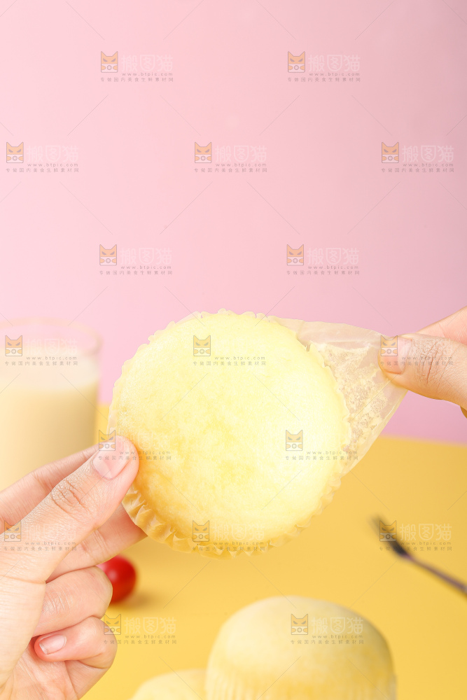 浅底上的蒸蛋糕