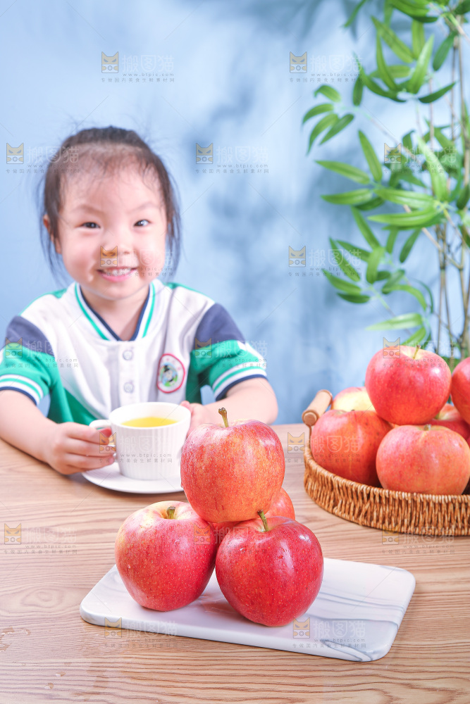 浅底上的红嘎啦苹果