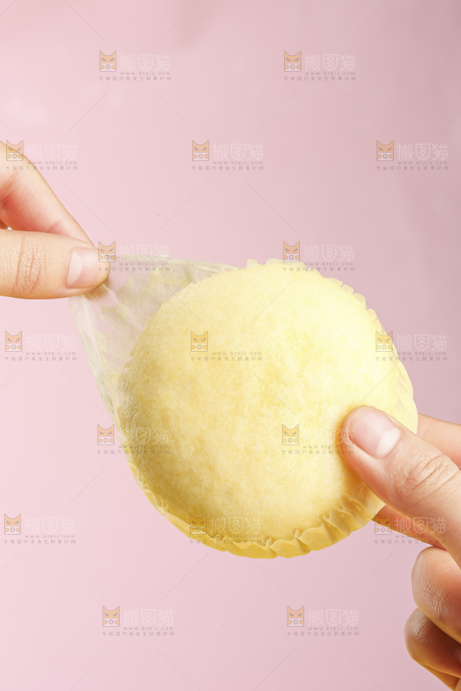 浅底上的蒸蛋糕