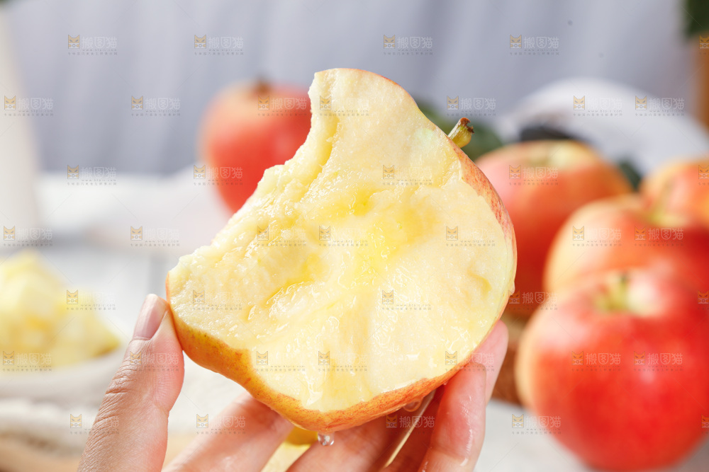 浅底上的红嘎啦苹果