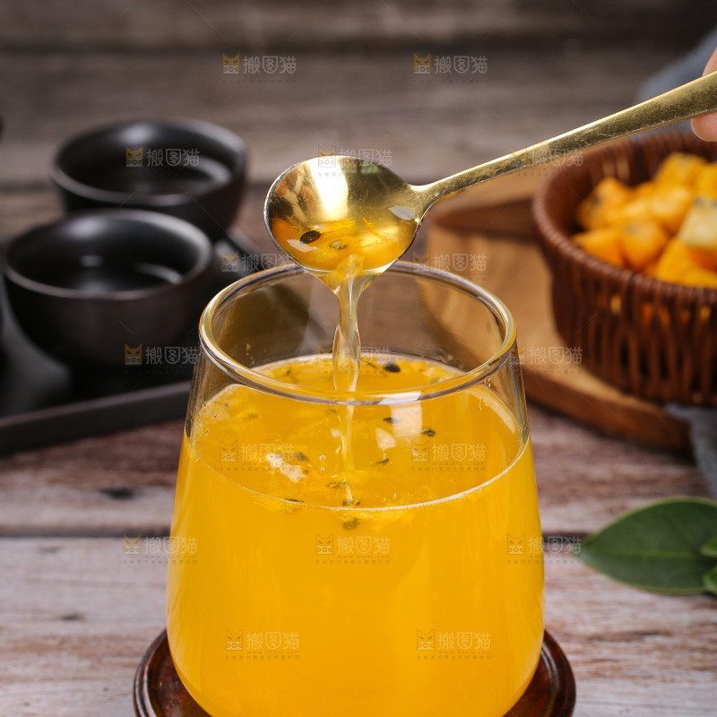 深底上的百香果块