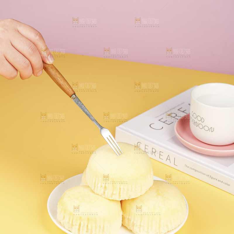 浅底上的蒸蛋糕