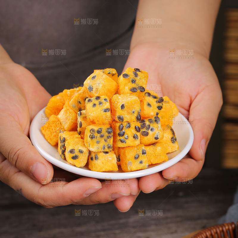 深底上的百香果块