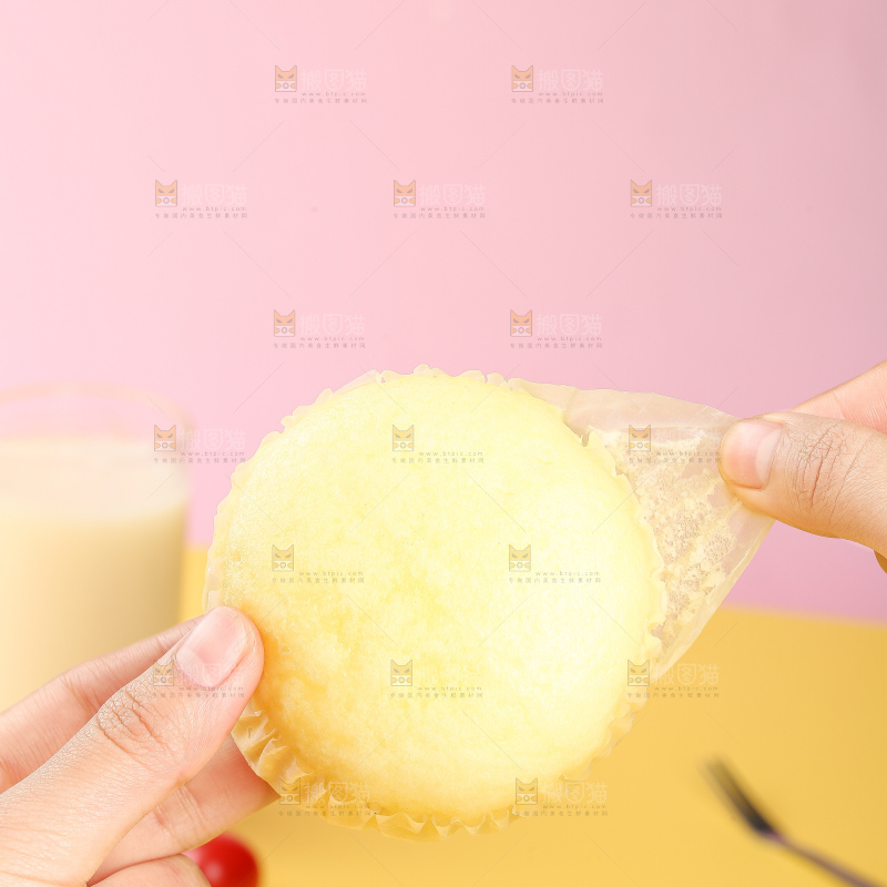 浅底上的蒸蛋糕