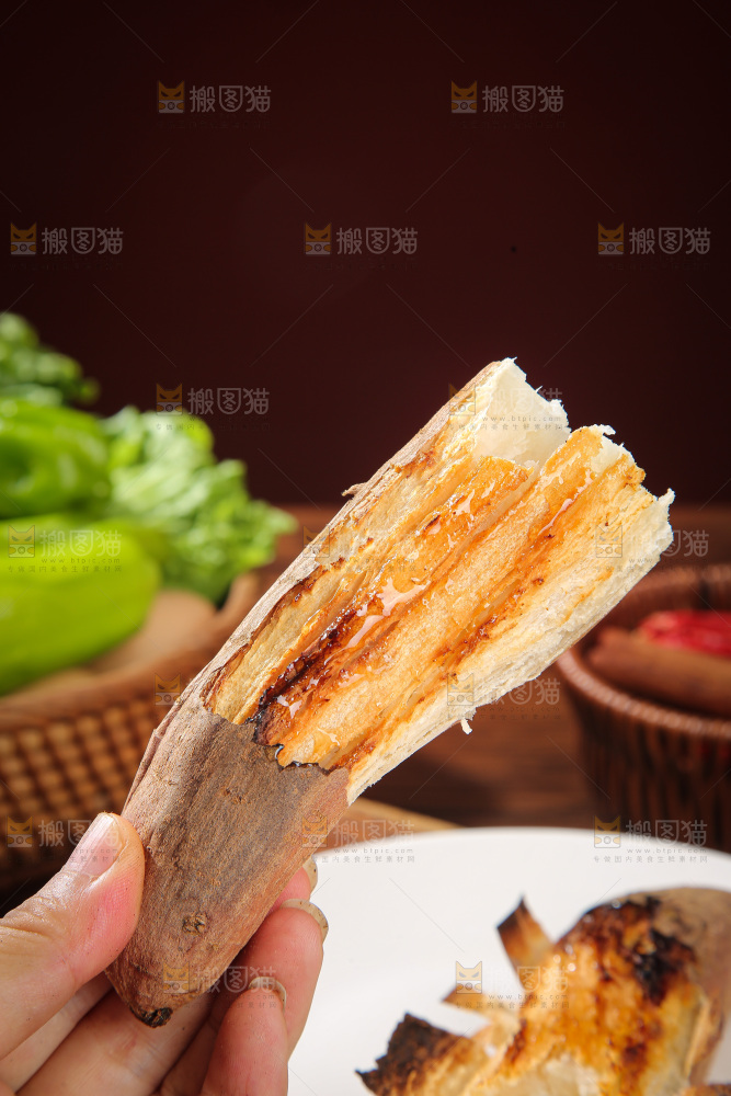 木底上的哈密冰糖薯