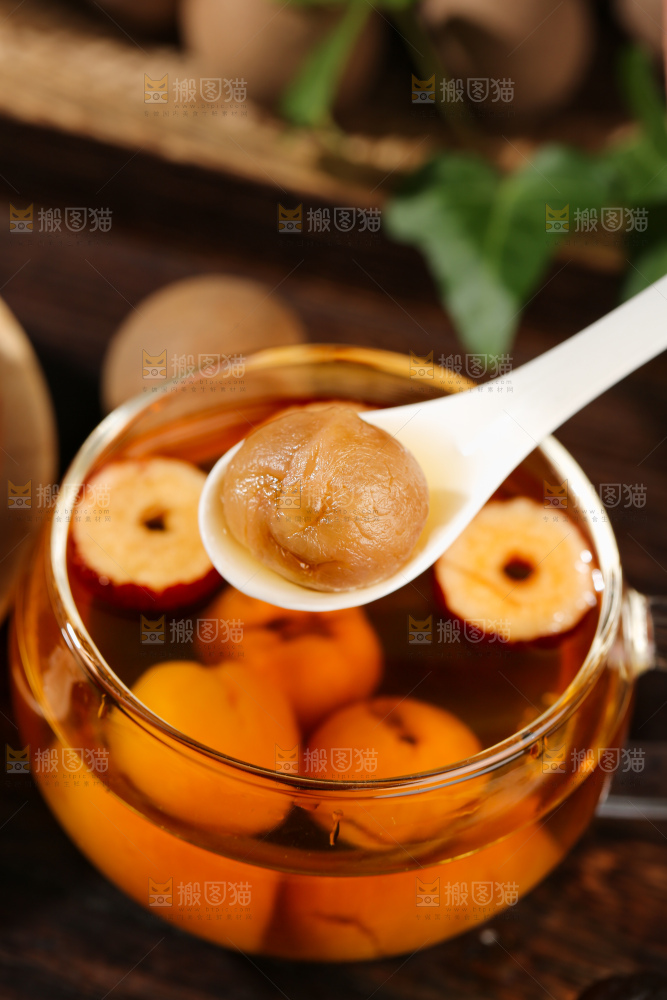 木底上的干龙眼