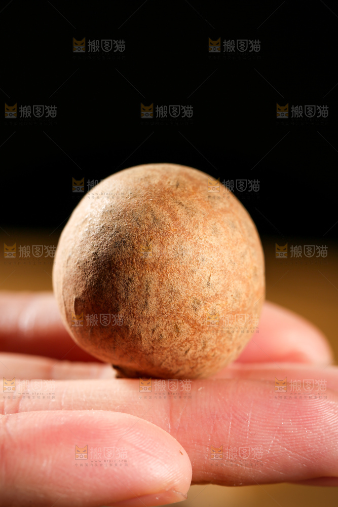 木底上的干龙眼