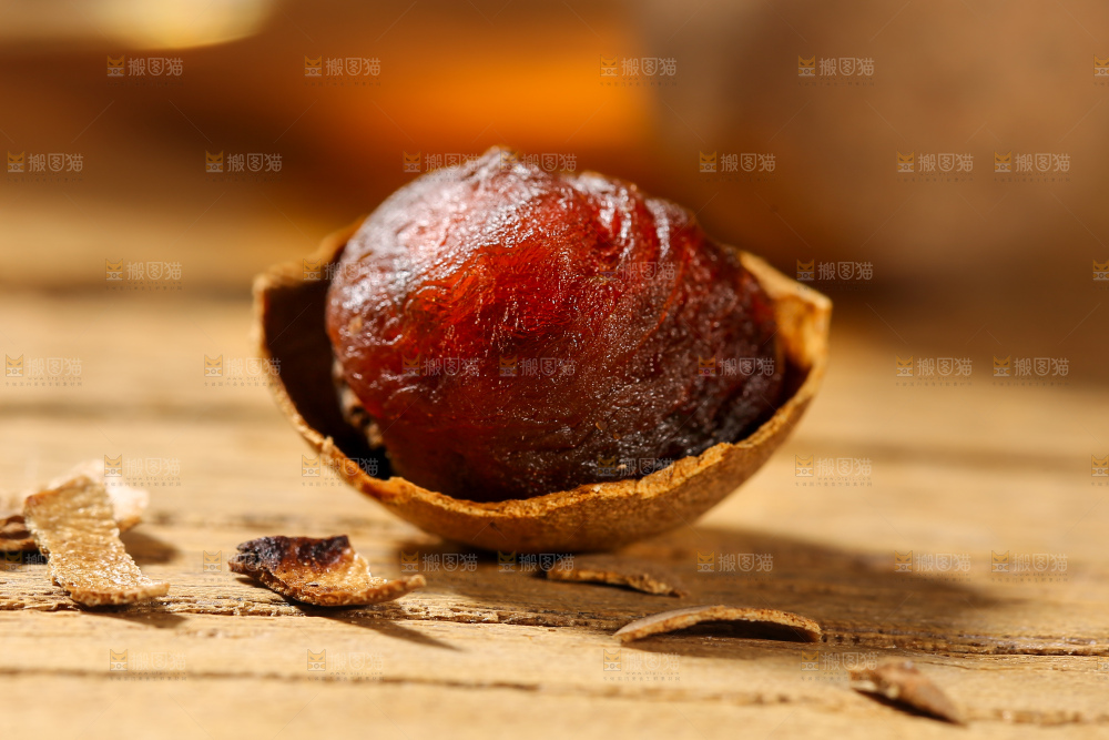 木底上的干龙眼