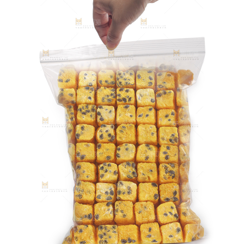 白底上的袋装百香果块