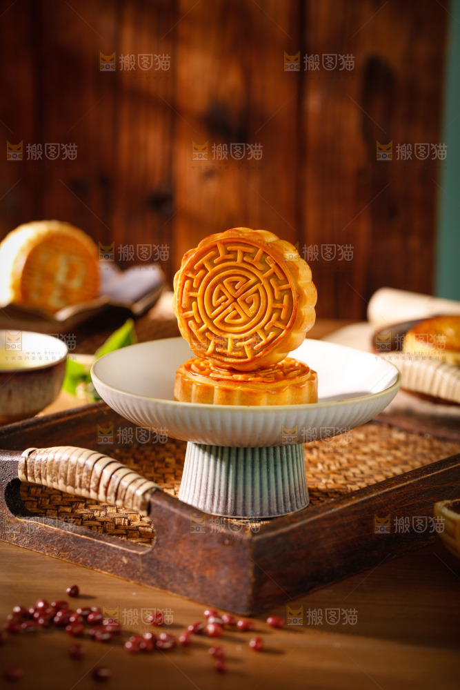 木底上的广式月饼