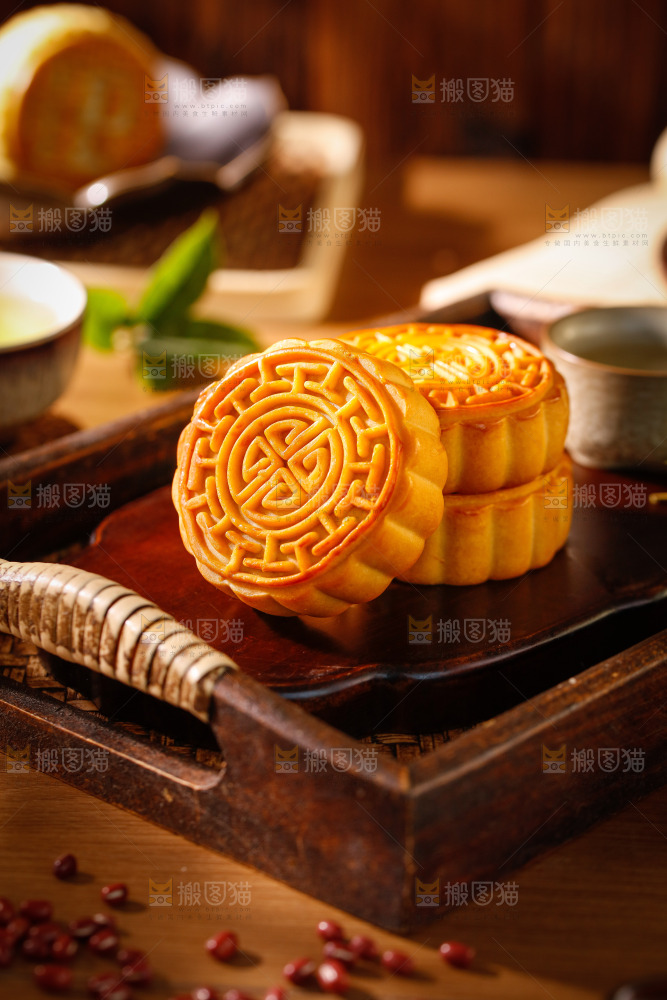 木底上的广式月饼