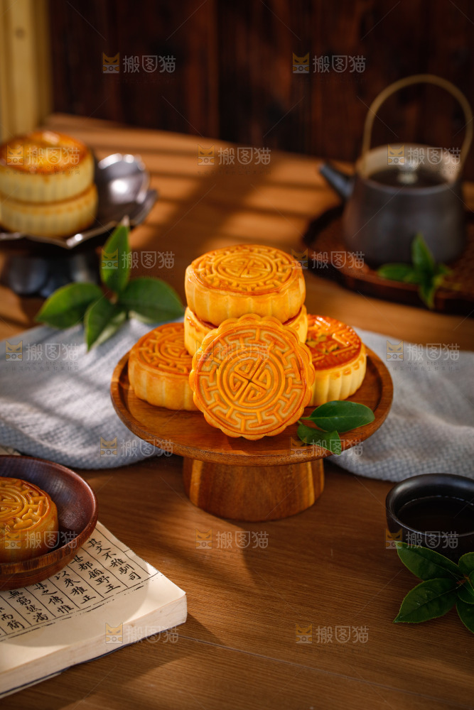木底上的广式月饼