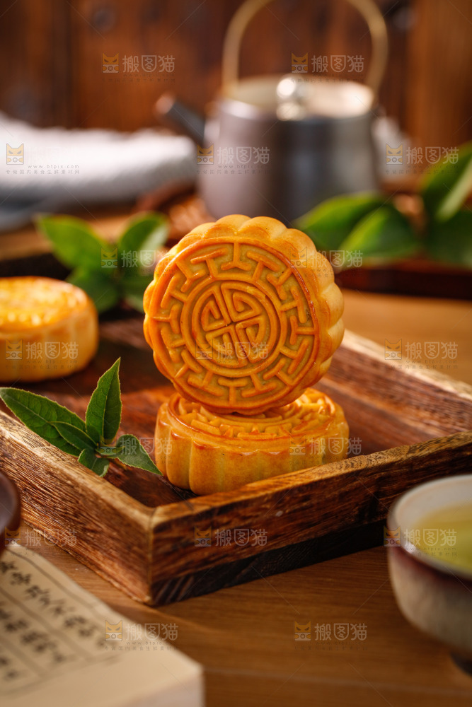 木底上的广式月饼
