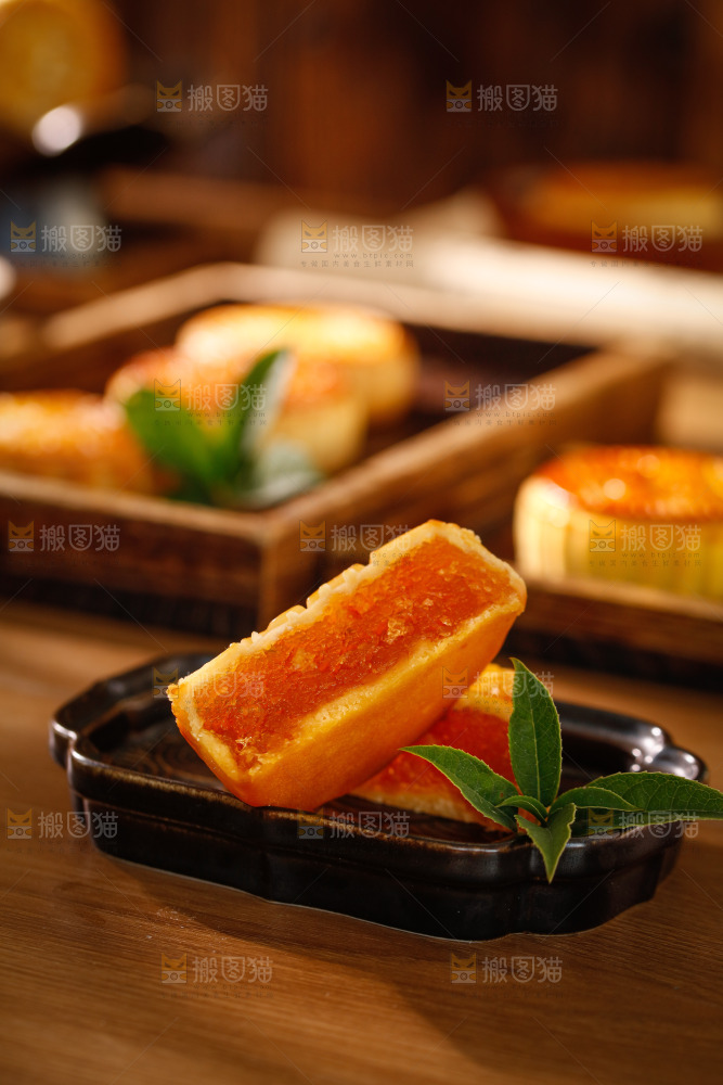 木底上的莲蓉月饼