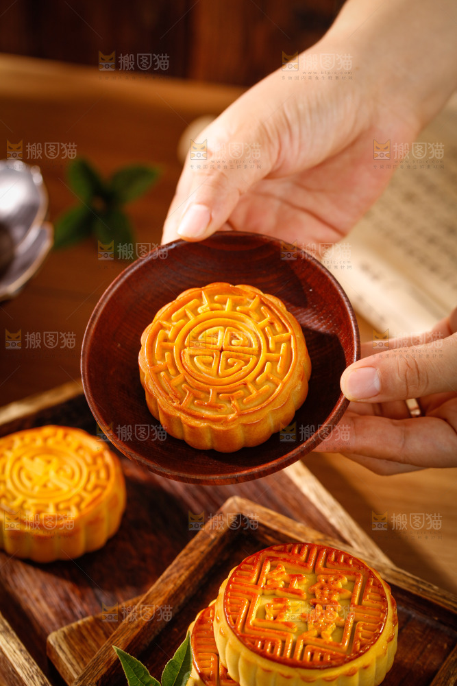 木底上的广式月饼