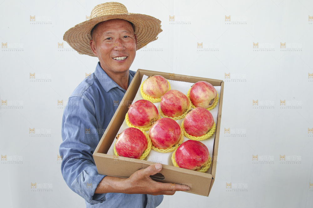 手里拿着一箱盐水石榴