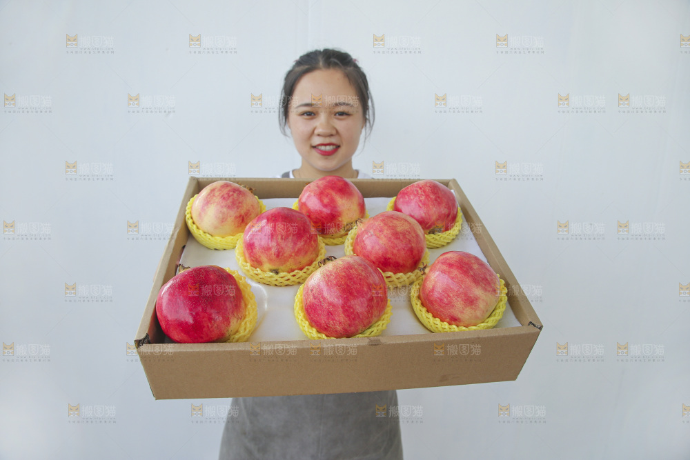 手里拿着一箱盐水石榴