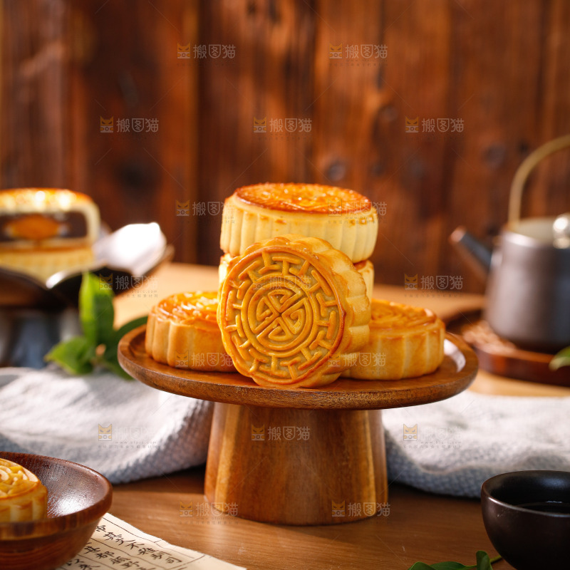 木底上的广式月饼