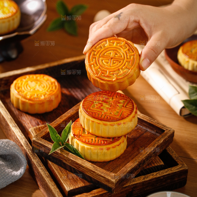 木底上的广式月饼