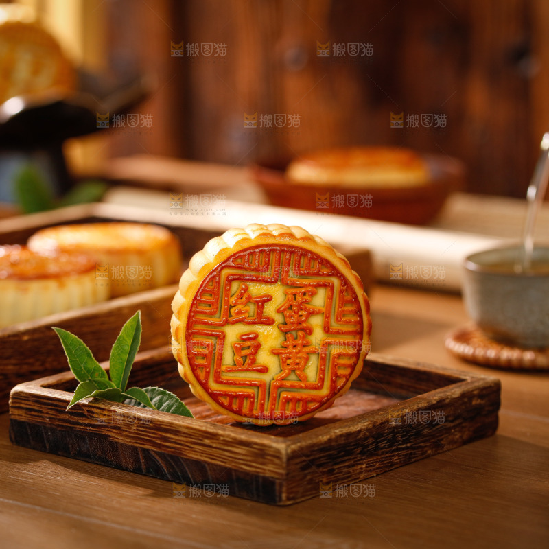 木底上的红豆蛋黄月饼